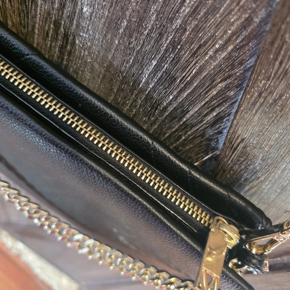 Victoria's Secret Purse Black V-Quilted Top Zip Cross Body Camera‎ Shoulder Bag